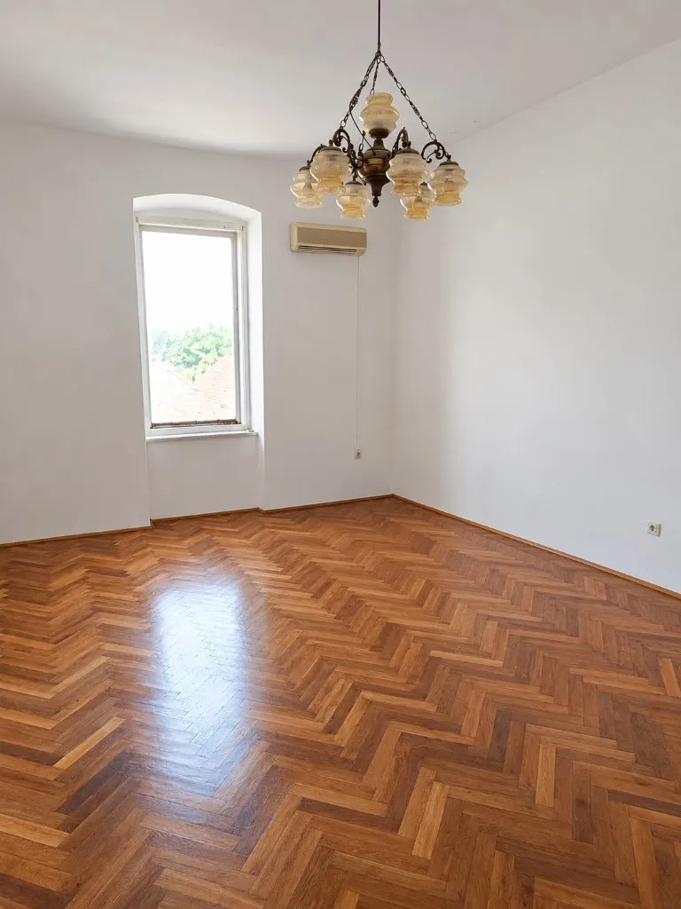 na prodaju je predivan dio autentične talijanske vile blizina arene. - slika 17