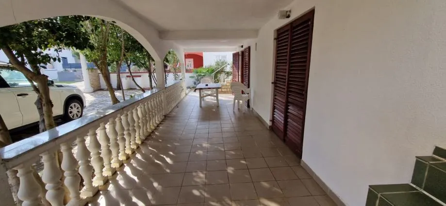 vir, kuća s 4 apartmana(182m2), 150 metara do plaže - slika 9