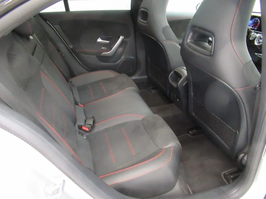 mercedes-benz cla 200 d amg/pano/night/keyless/multibeam led/19'' - slika 11
