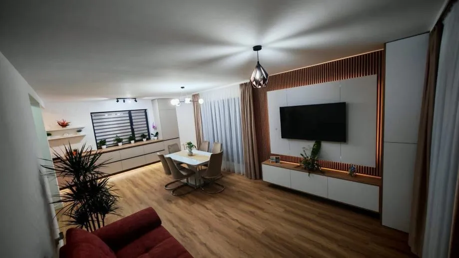 tv komoda sa ormaricem i zidnim panelom - slika 4