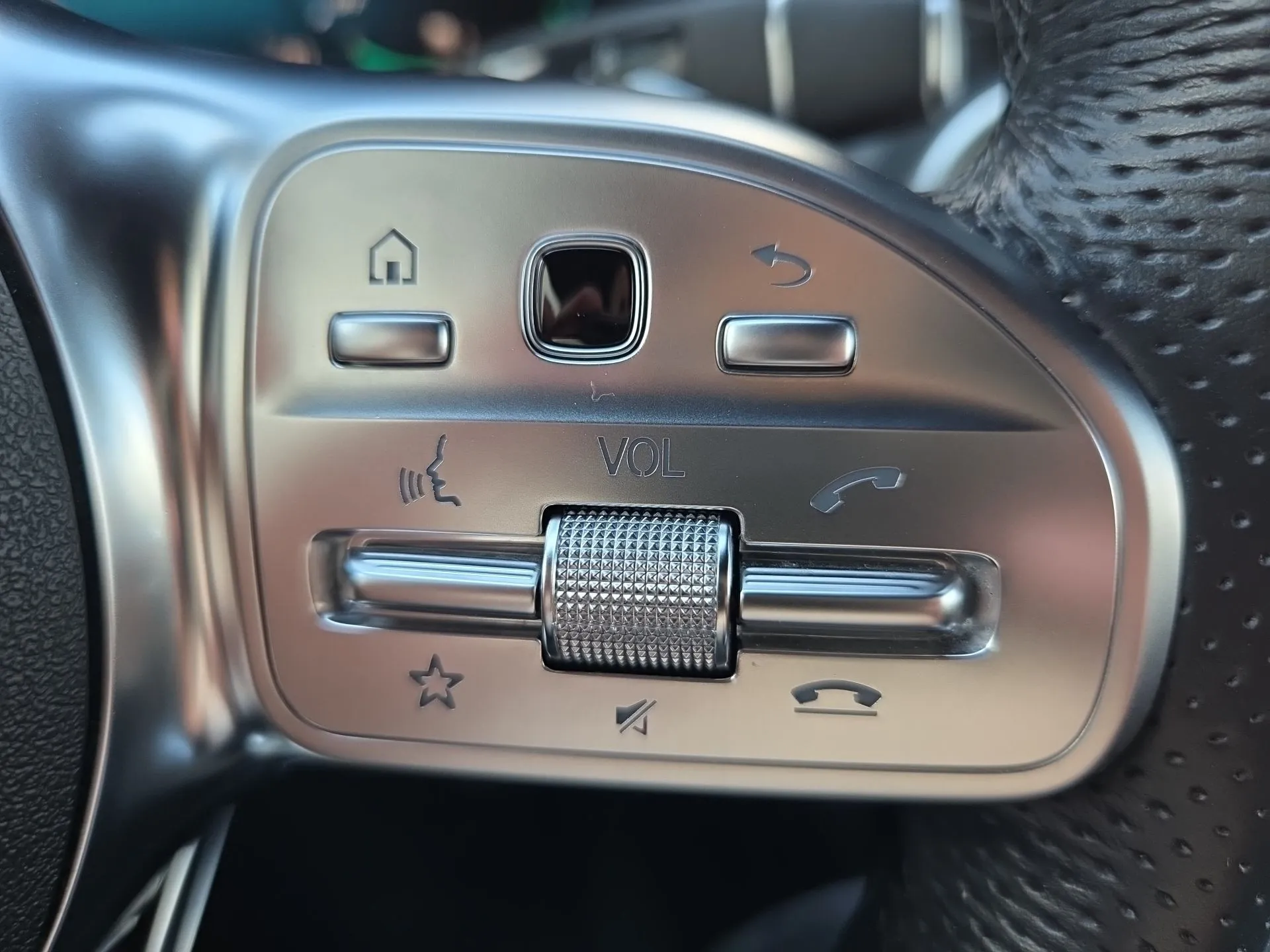 mercedes-benz glc plug-in hibrid 300de amg *registrirano* - slika 17