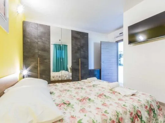 labin moderna vila s bazenom i ljetnom kuhinjom - slika 11