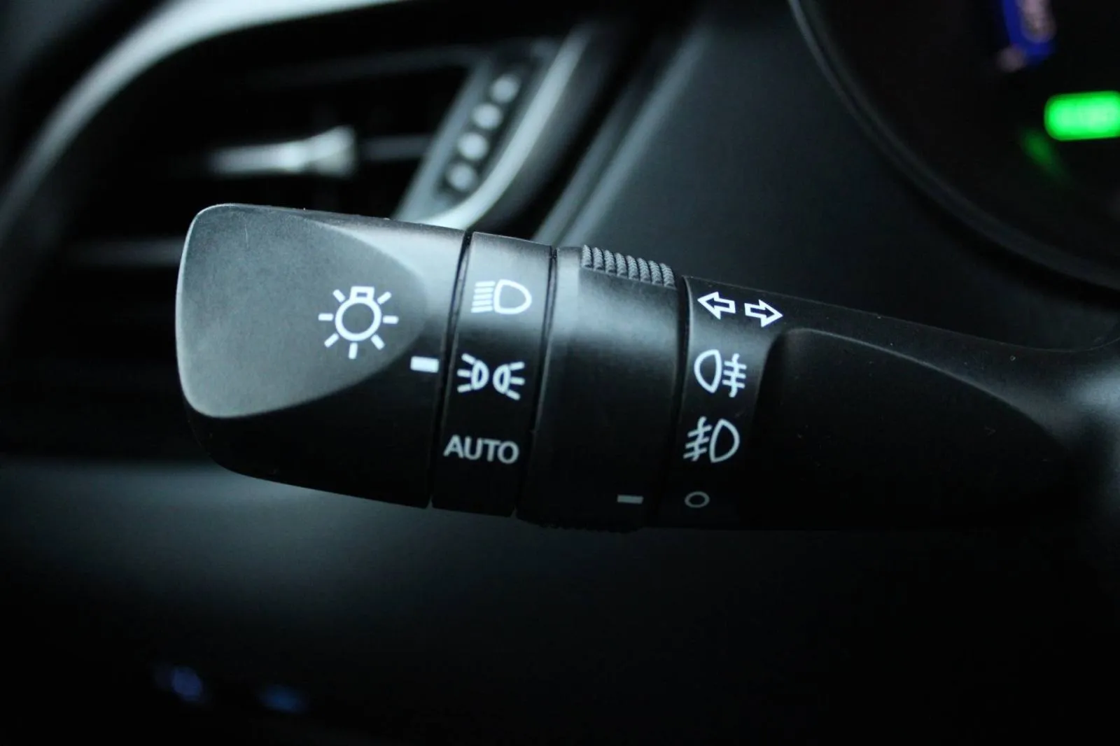 toyota c-hr 1.8 hybrid automatik *led, navigacija, kamera* - slika 15