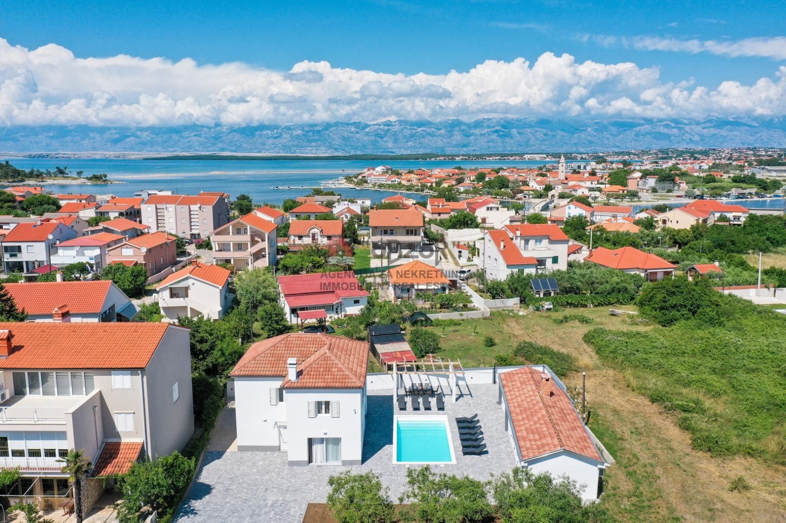 NIN-Samostojeća kuća katnica s bazenom