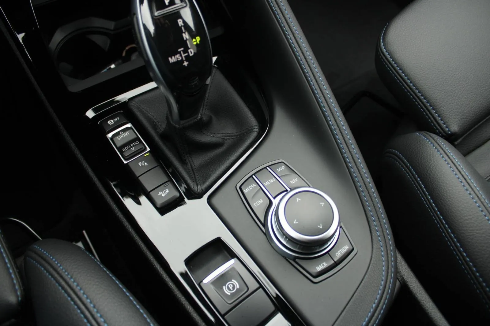 bmw x1 20d xdrive m paket automatik *led, navigacija* - slika 21