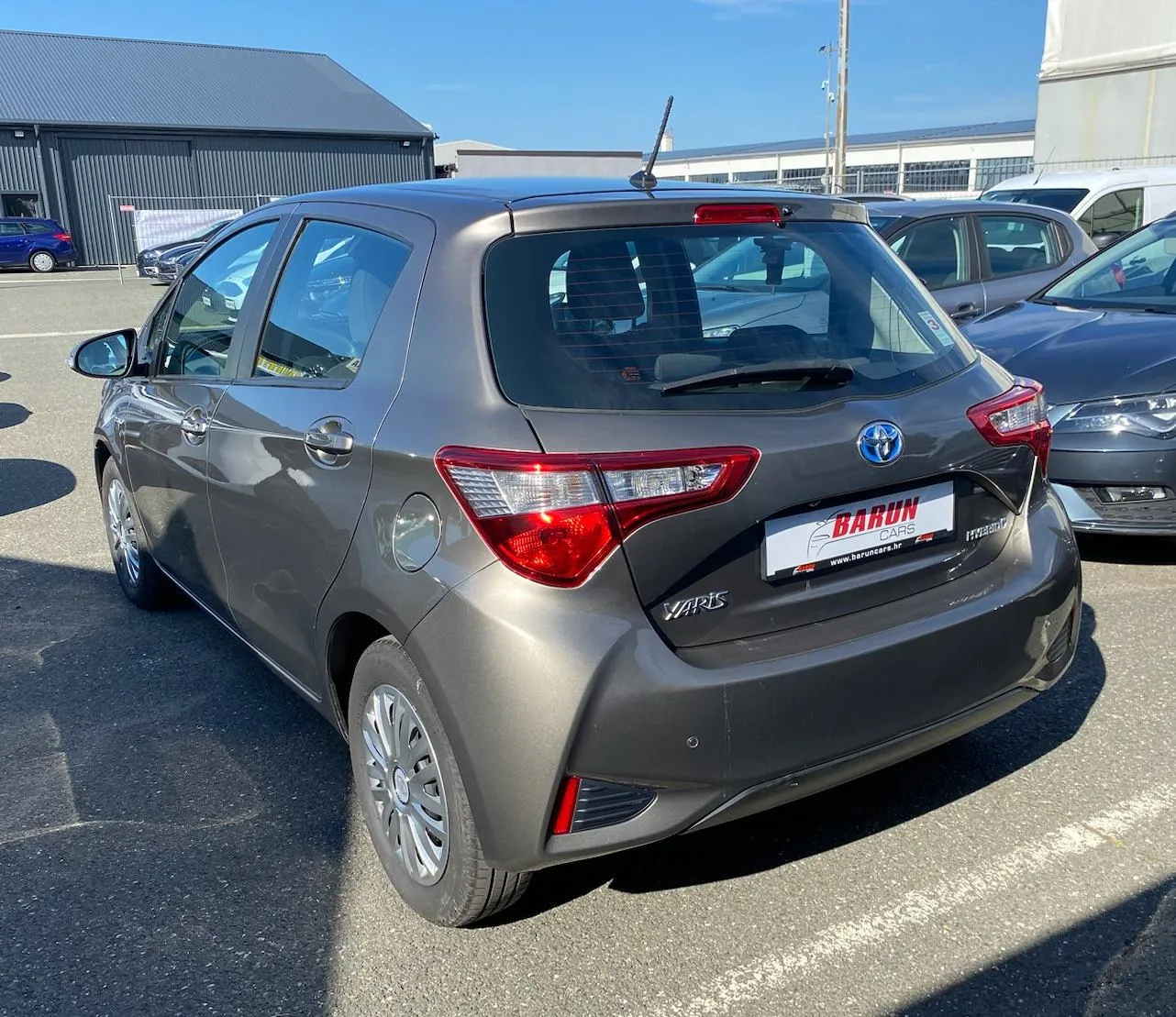 toyota yaris hybrid , 2 godine jamstva,registriran,nove gume - slika 6