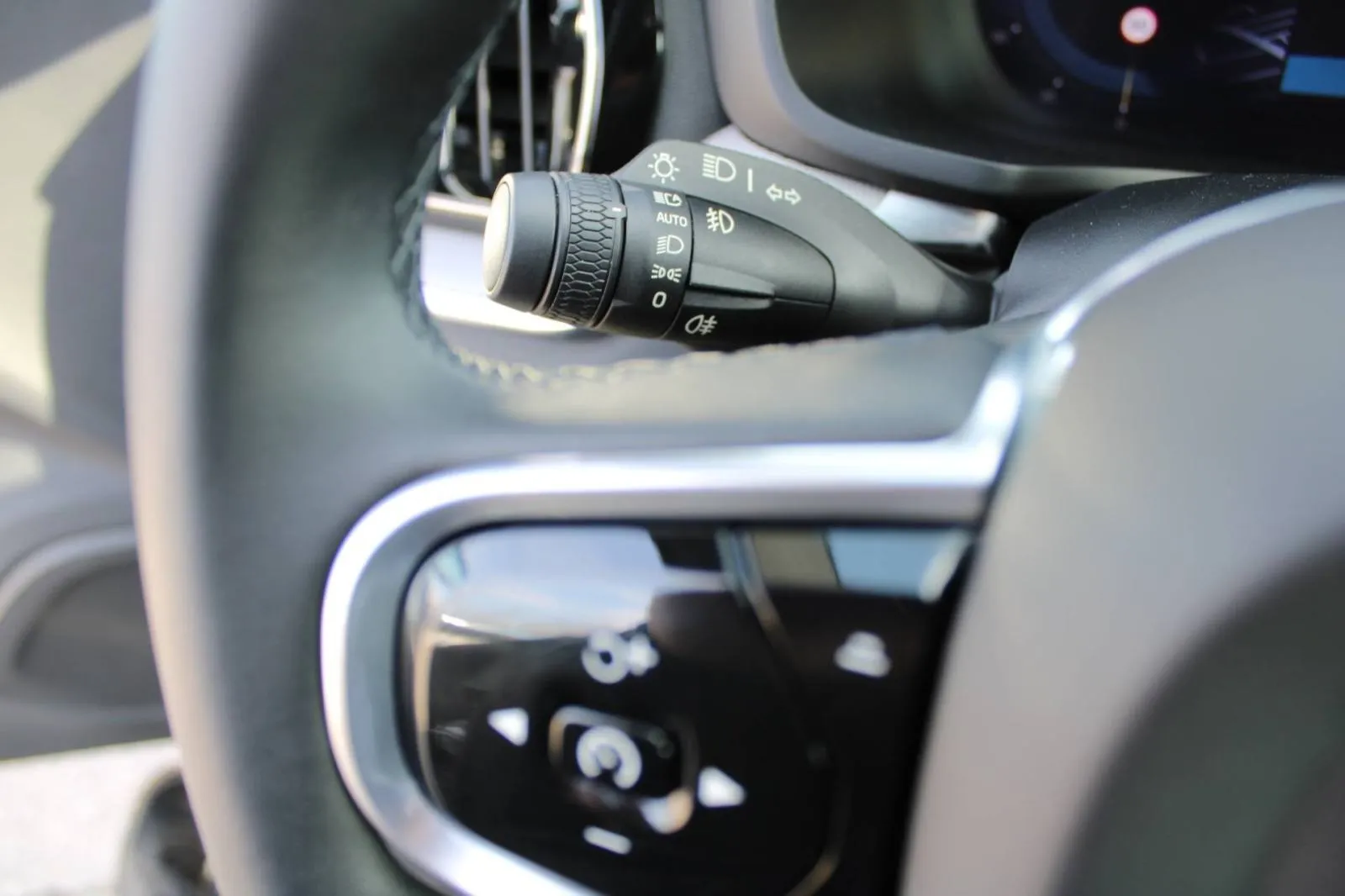 volvo v60 b3 automatik dark plus *led, navigacija, kamera* - slika 17