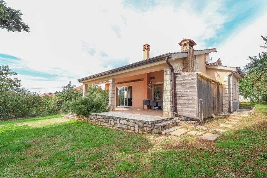 poreč-prizemnica sa bazenom i studio apartmanom na prodaji (prodaja) - slika 1