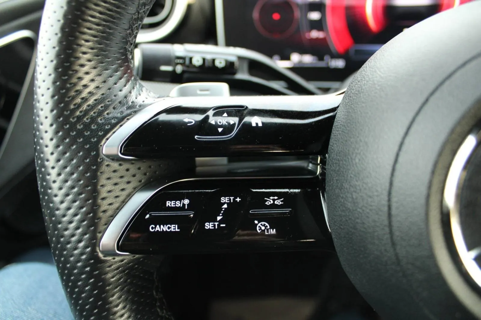 mercedes-benz glc 300d 4matic amg *digital light, navigacija, kamera* - slika 16