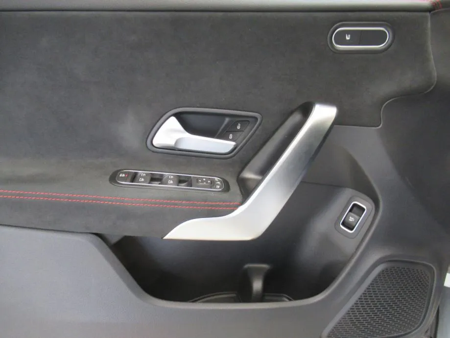 mercedes-benz cla 200 d amg/pano/night/keyless/multibeam led/19'' - slika 15