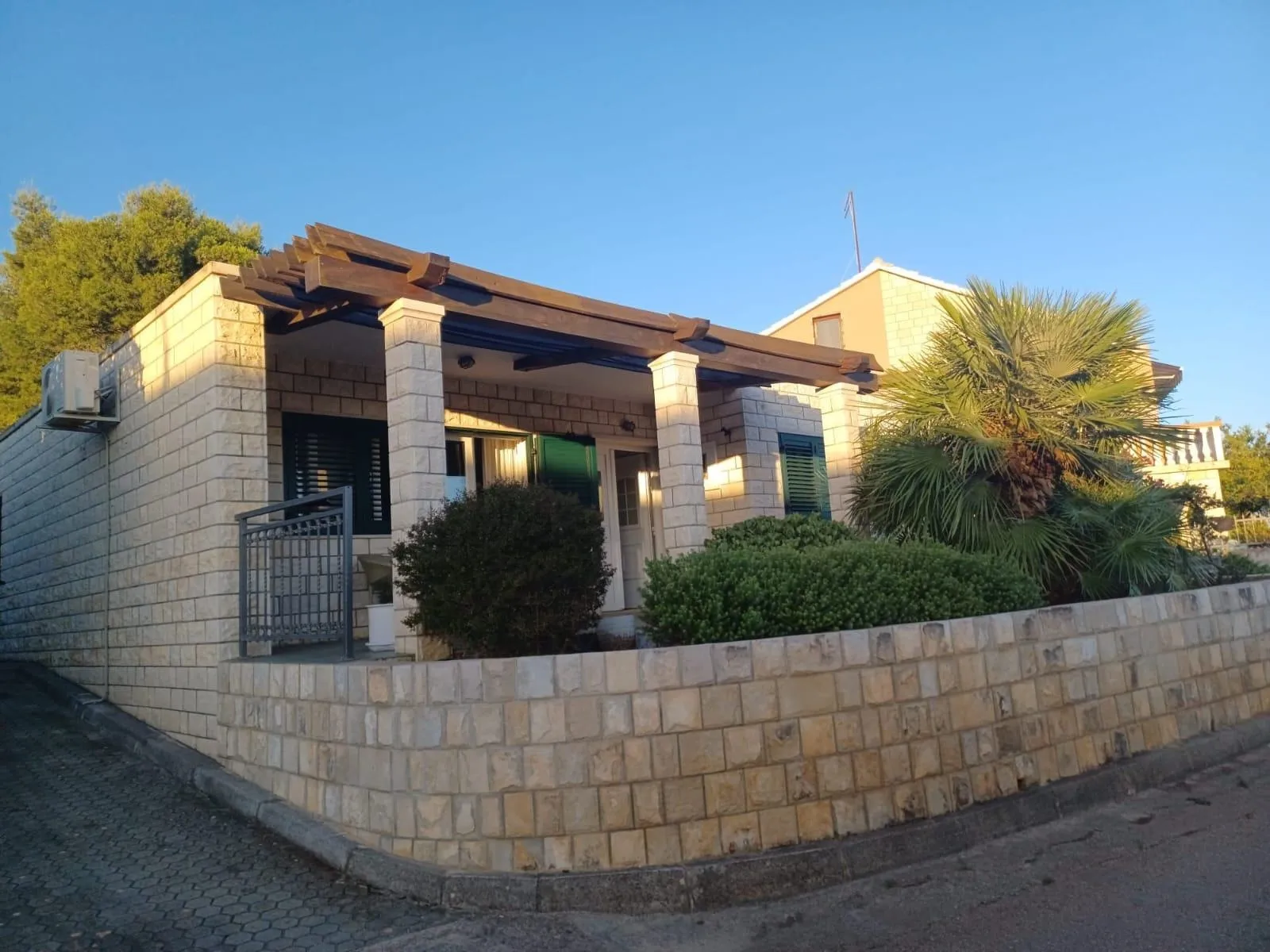 sniženo ! kuća: korčula - čara +2 apartmana +mogućnost dogradnje - slika 2