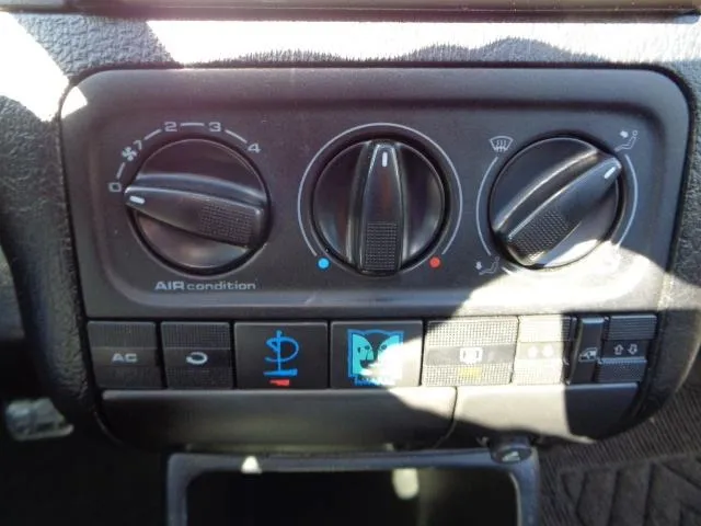 vw golf 3 cabrio 1,8 automatik pink floyd; klima; el. paket - slika 17