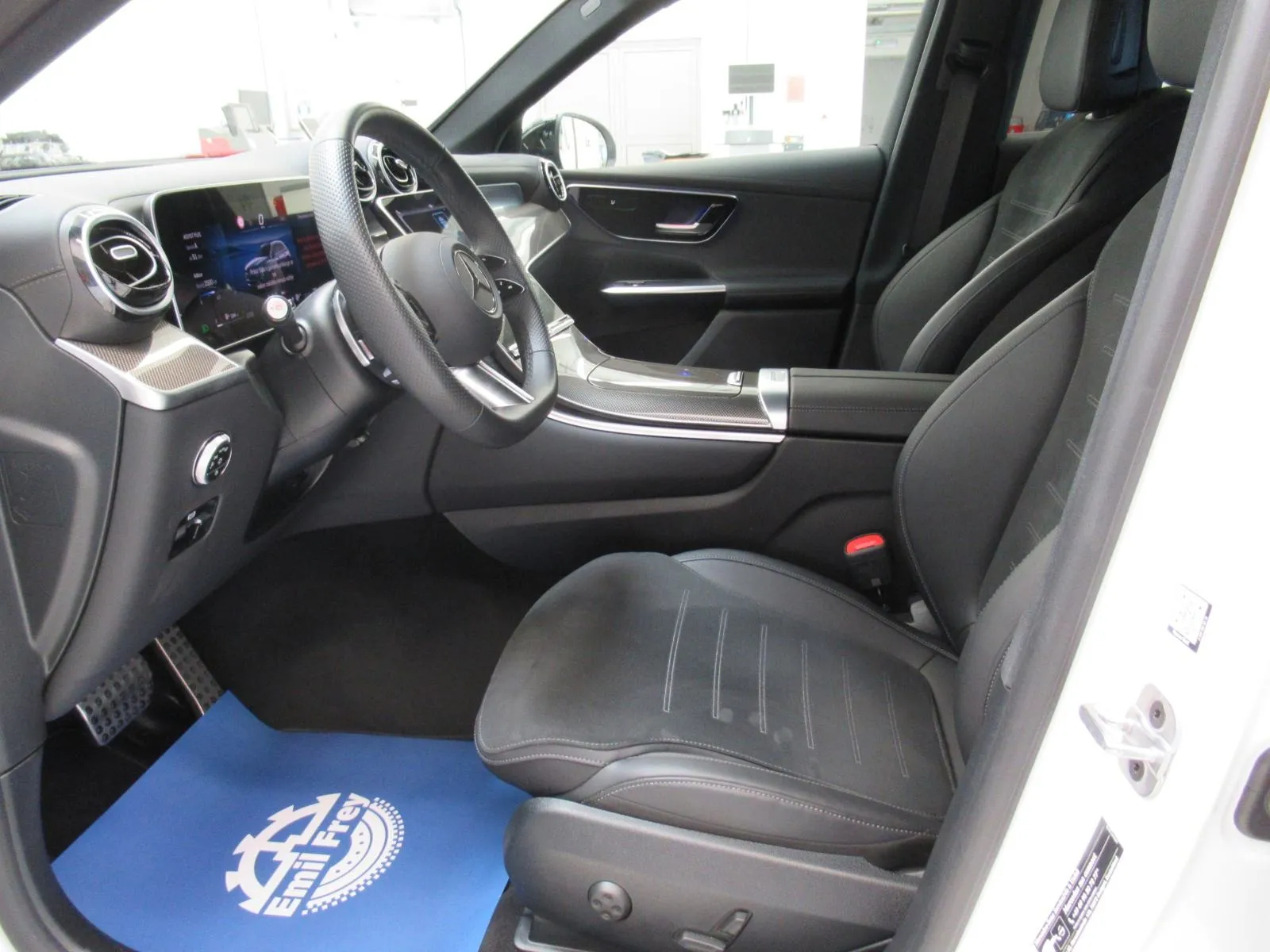 mercedes-benz glc 220 d 4m amg line - slika 17