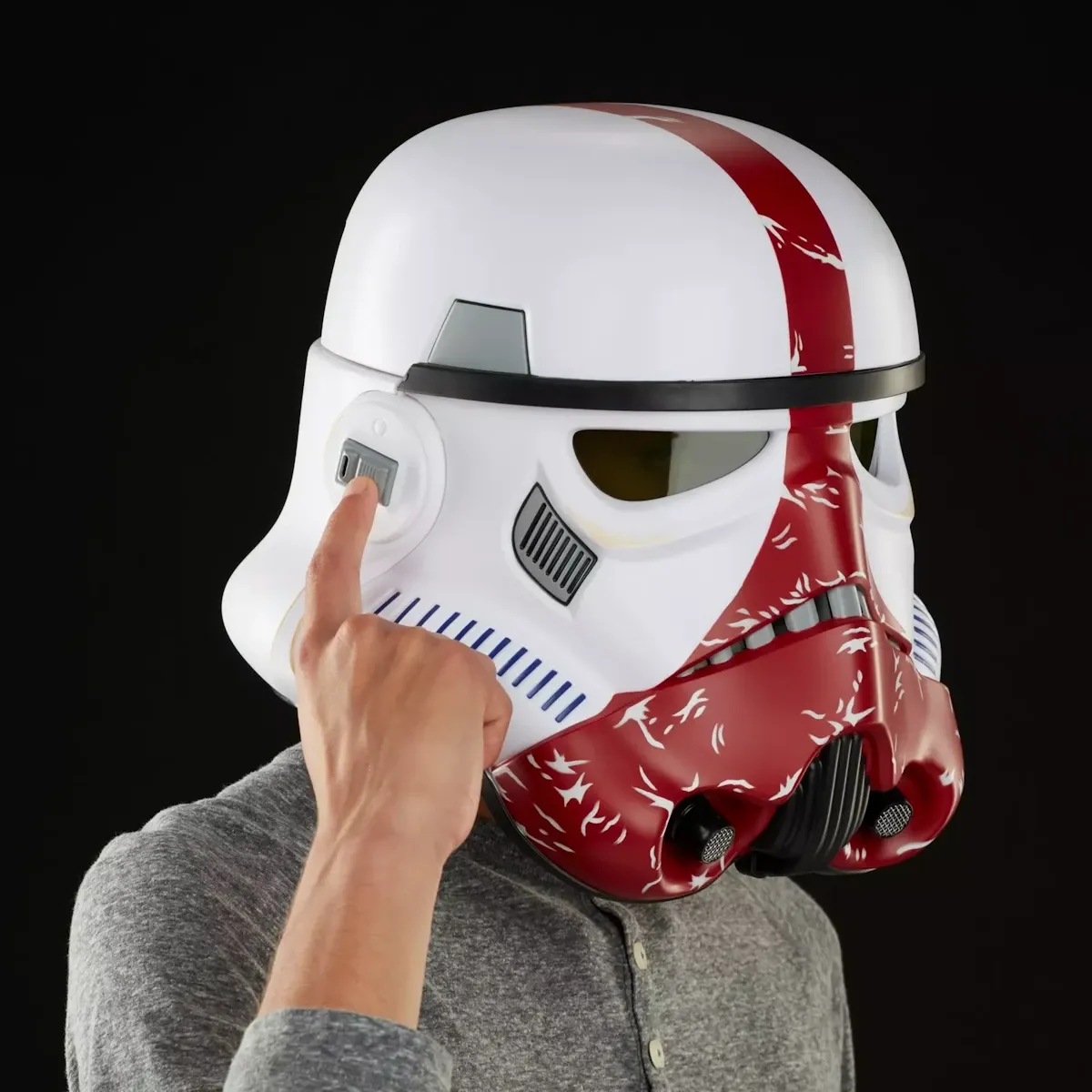 star wars: the black series–incinerator stormtrooper electronic helmet - slika 4