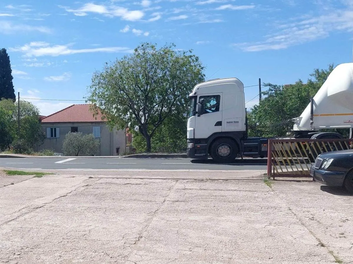 iznajmljuje se poslovni prostor, šibenik, drž. cesta šibenik – boraja - slika 3