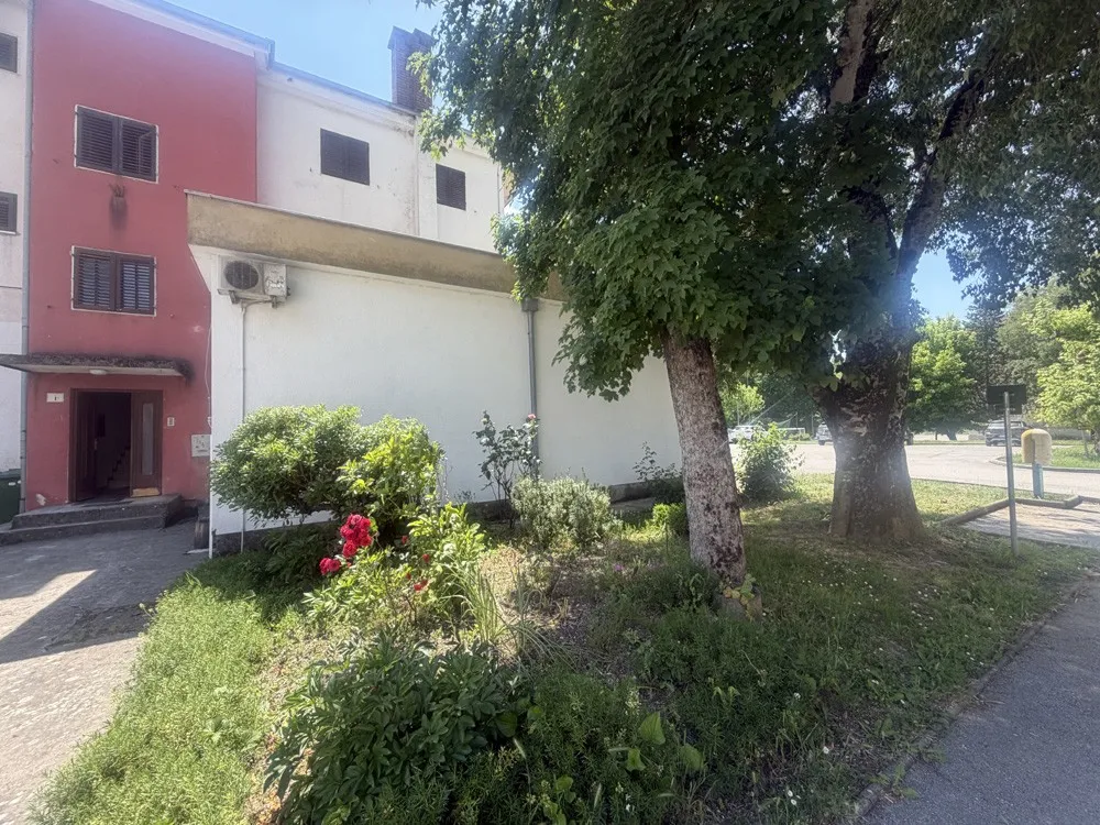 stan u stambenoj zgradi na 2.katu, 55 m2 u livadama ( sl-001) - slika 2