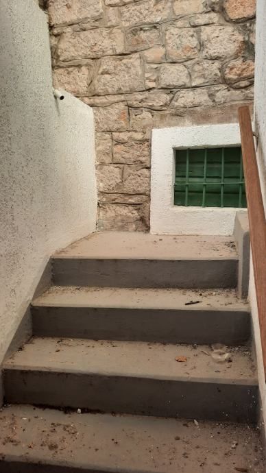 !20 metara od mora,kamena kuća sa prostranim dvorištem i konobom!! - slika 6