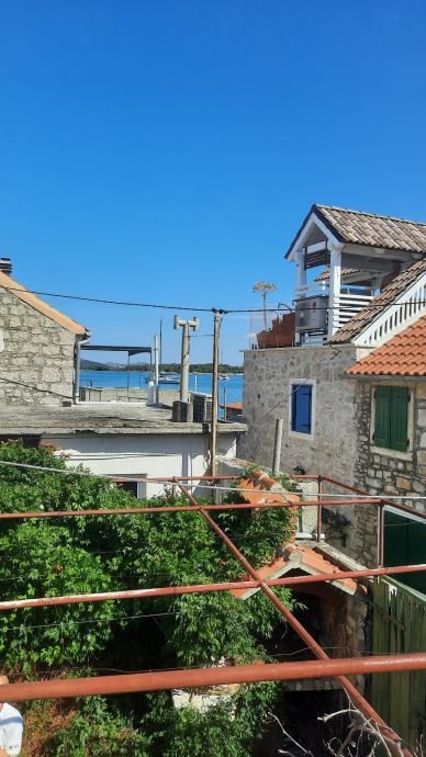 !20 metara od mora,kamena kuća sa prostranim dvorištem i konobom!! - slika 11