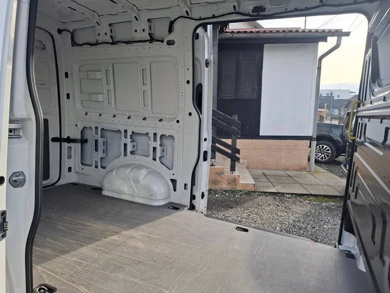 volkswagen crafter 2.0 tdi*140ks*klima*2xbočna klizna vrata* - slika 9