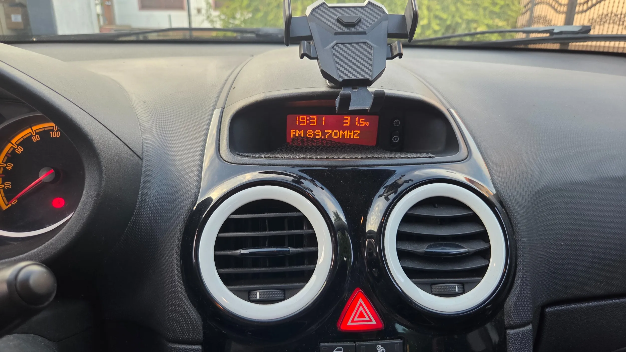 opel corsa, 1.2 63 kw, 2012.g reg. do 2/27 - slika 12
