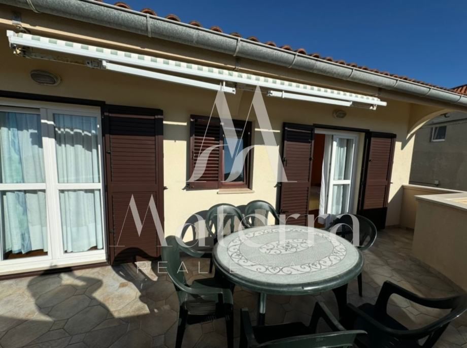 murter, 2-soban stan - 80,05m2 sa terasom, parking, 40om od centra - slika 2