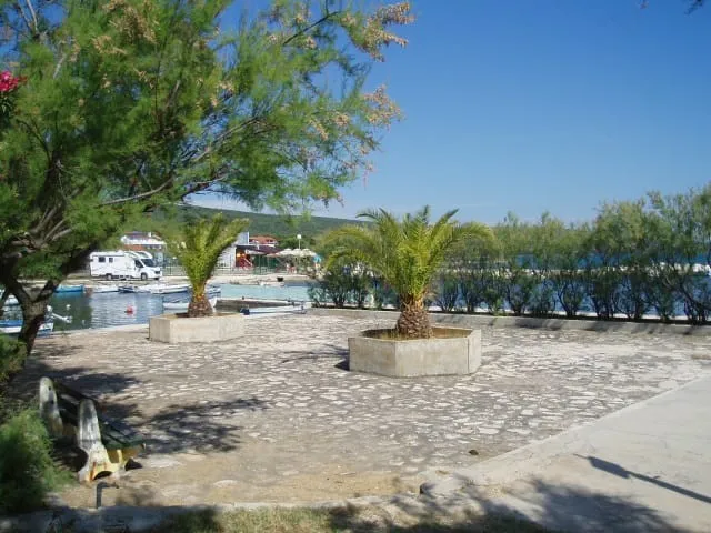 app 2+1 od 25 eura za 2 osobe u sukošanu,pogled na more,od plaže 100 m - slika 25