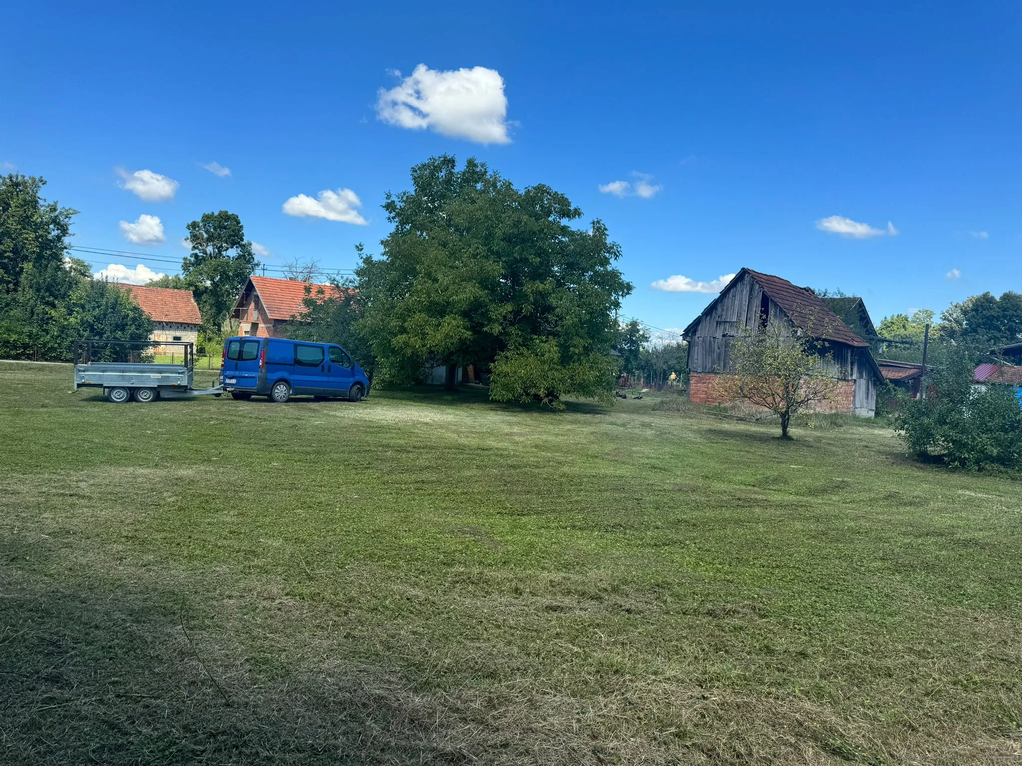 kuća drvena sa 2000m2 okućnice - slika 10