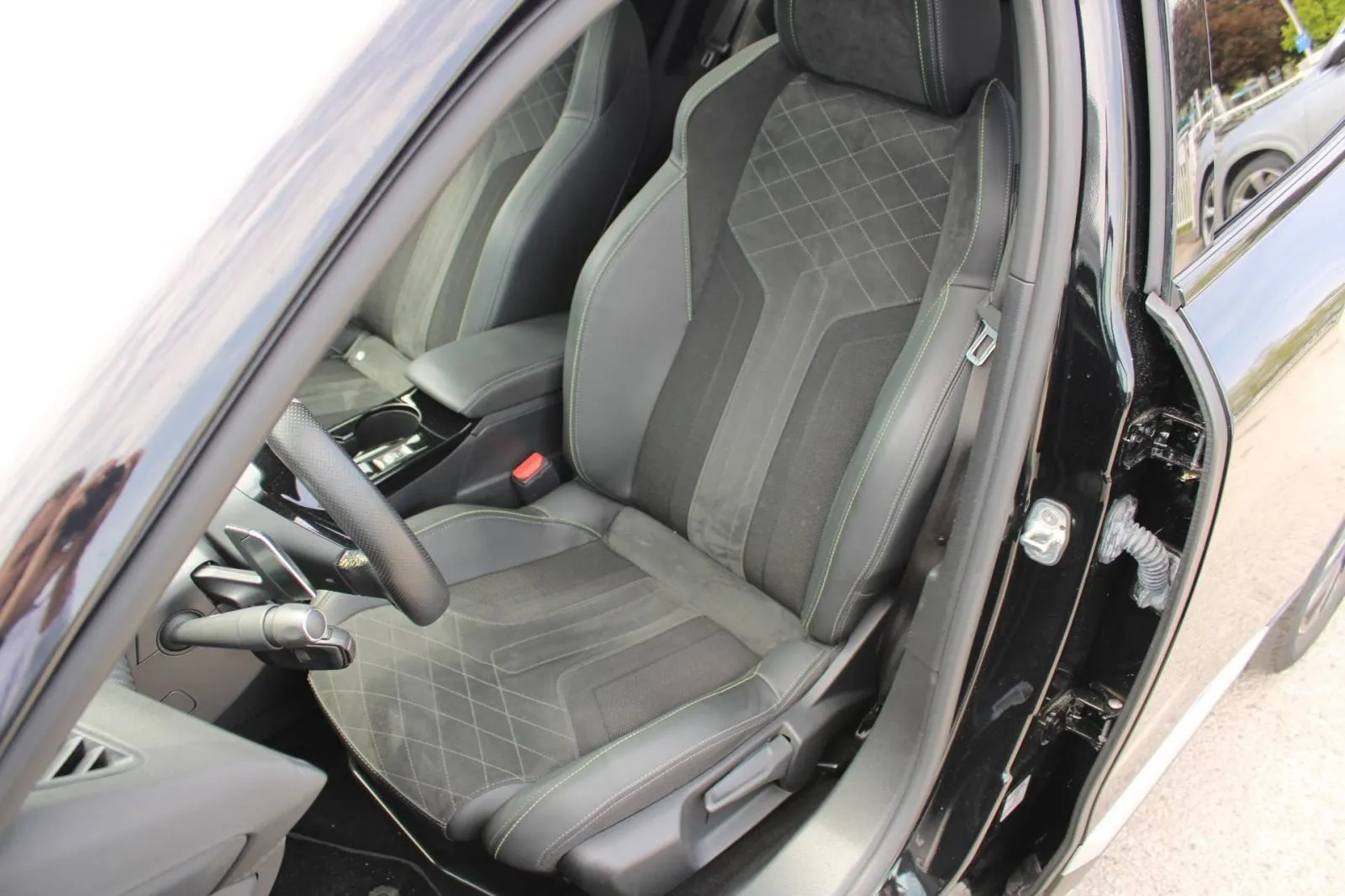 peugeot 2008 155 gt line automatik *panorama, led, kamera* - slika 11
