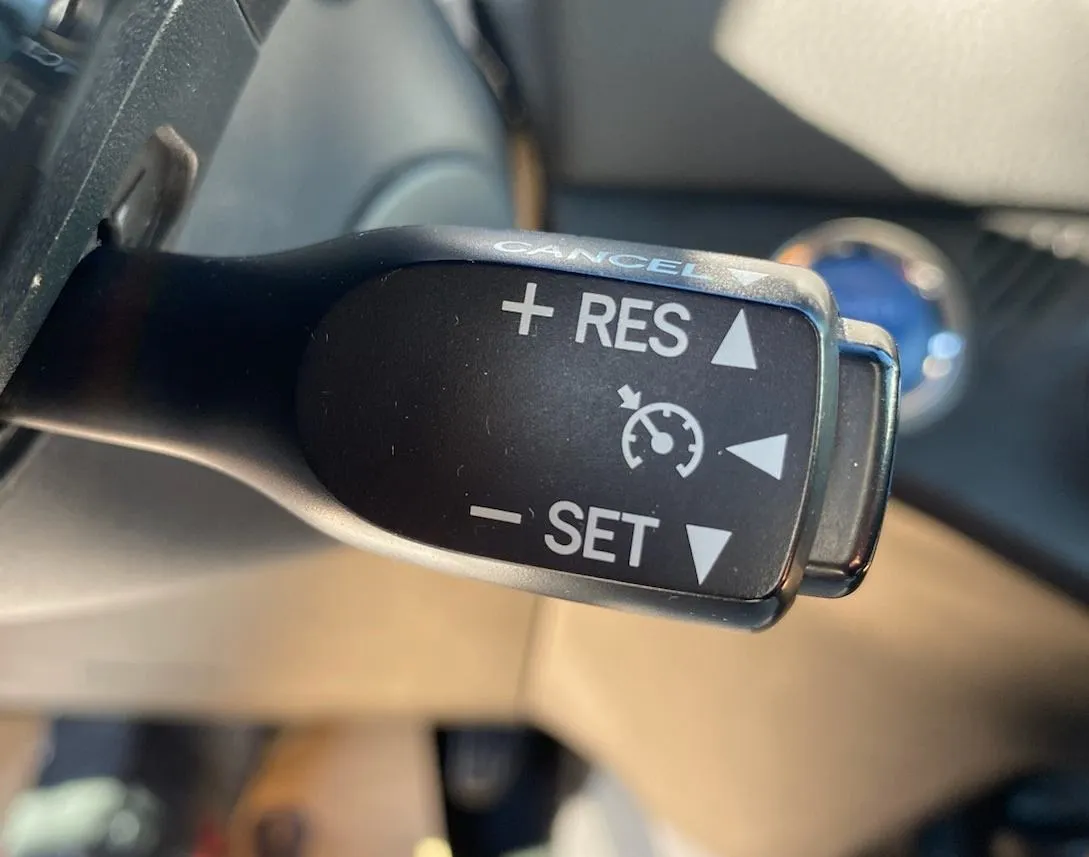 toyota yaris hybrid , 2 godine jamstva,registriran,nove gume - slika 7
