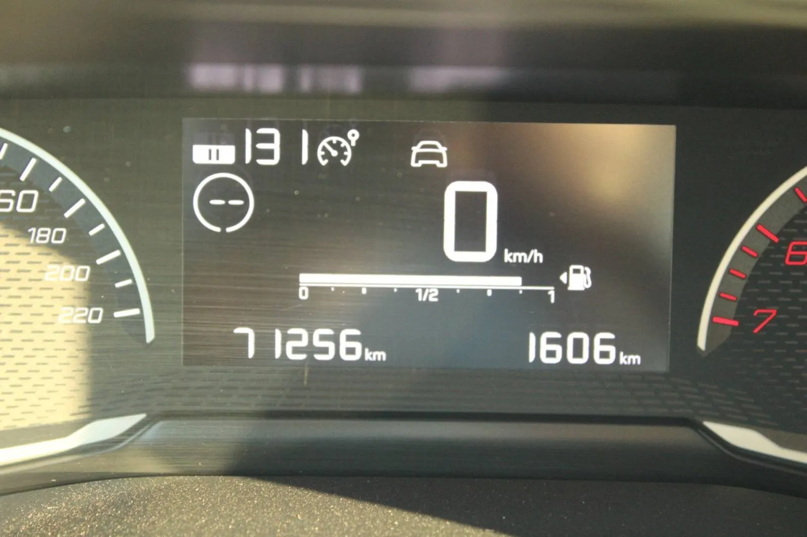 peugeot 208 1.2 puretech - slika 18