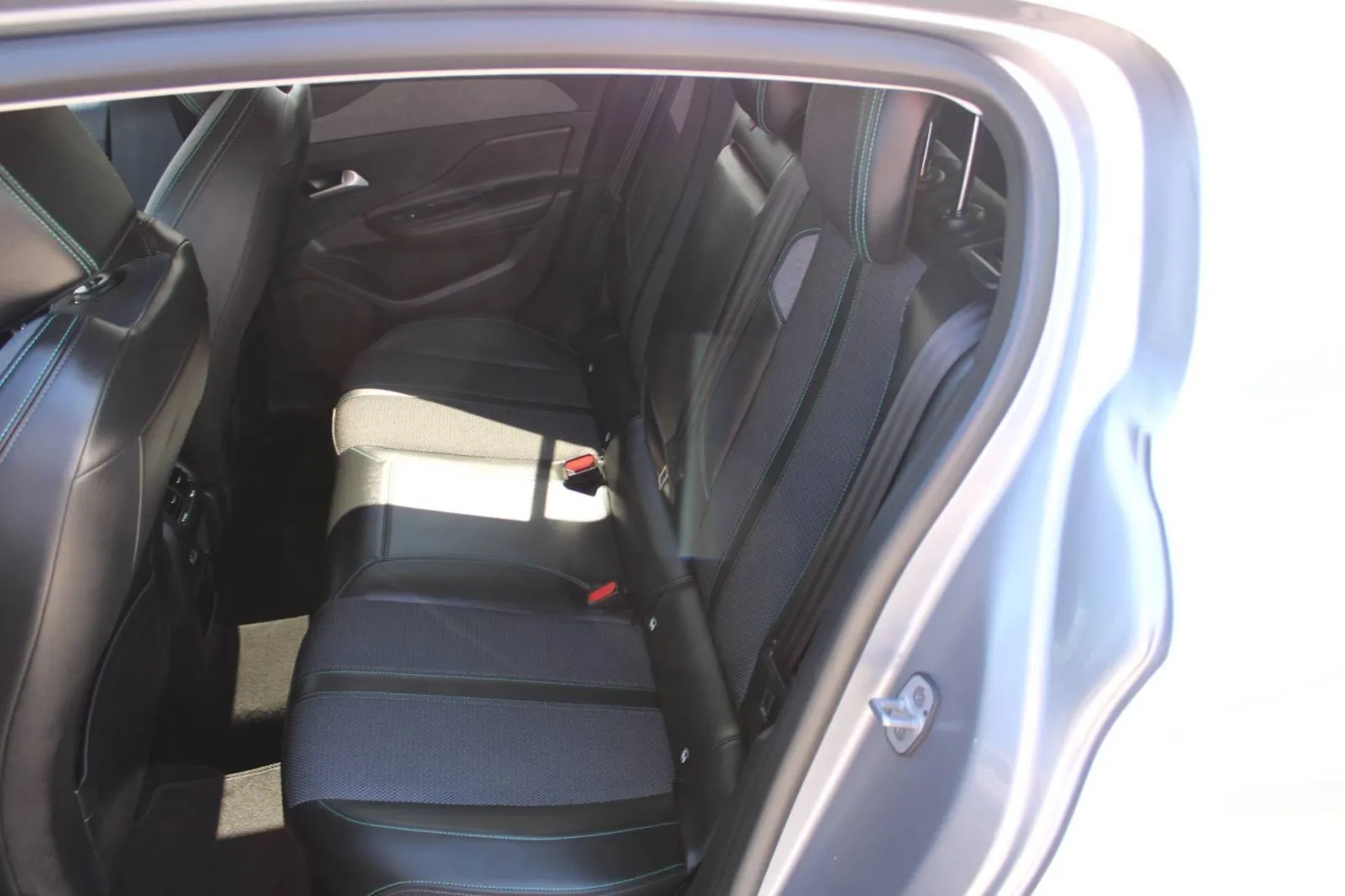 peugeot 308 1.2 puretech allure *led, navigacija, kamera* - slika 17