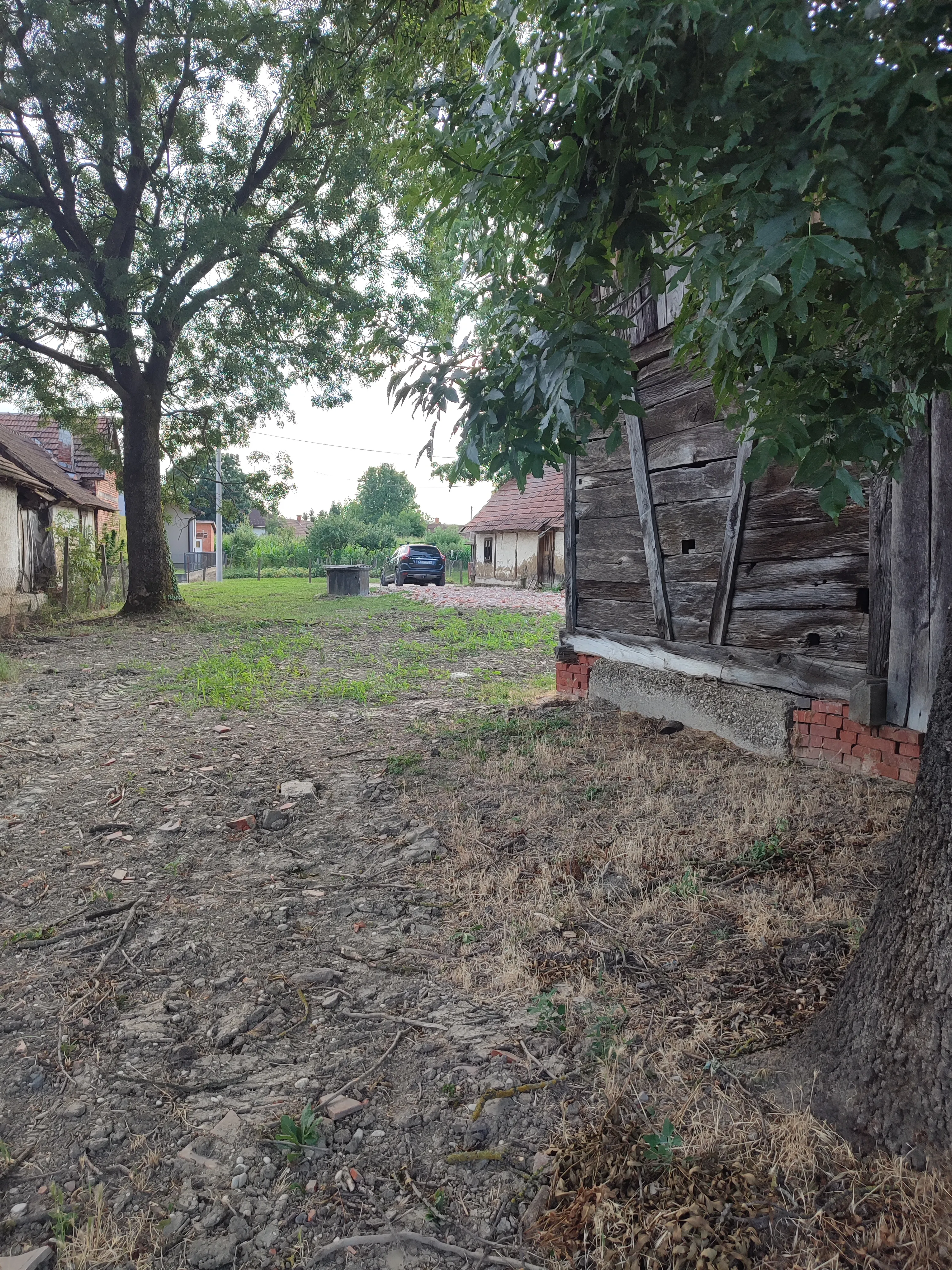 gradevinsko zemljiste 755m2 sa starom kucom - slika 3
