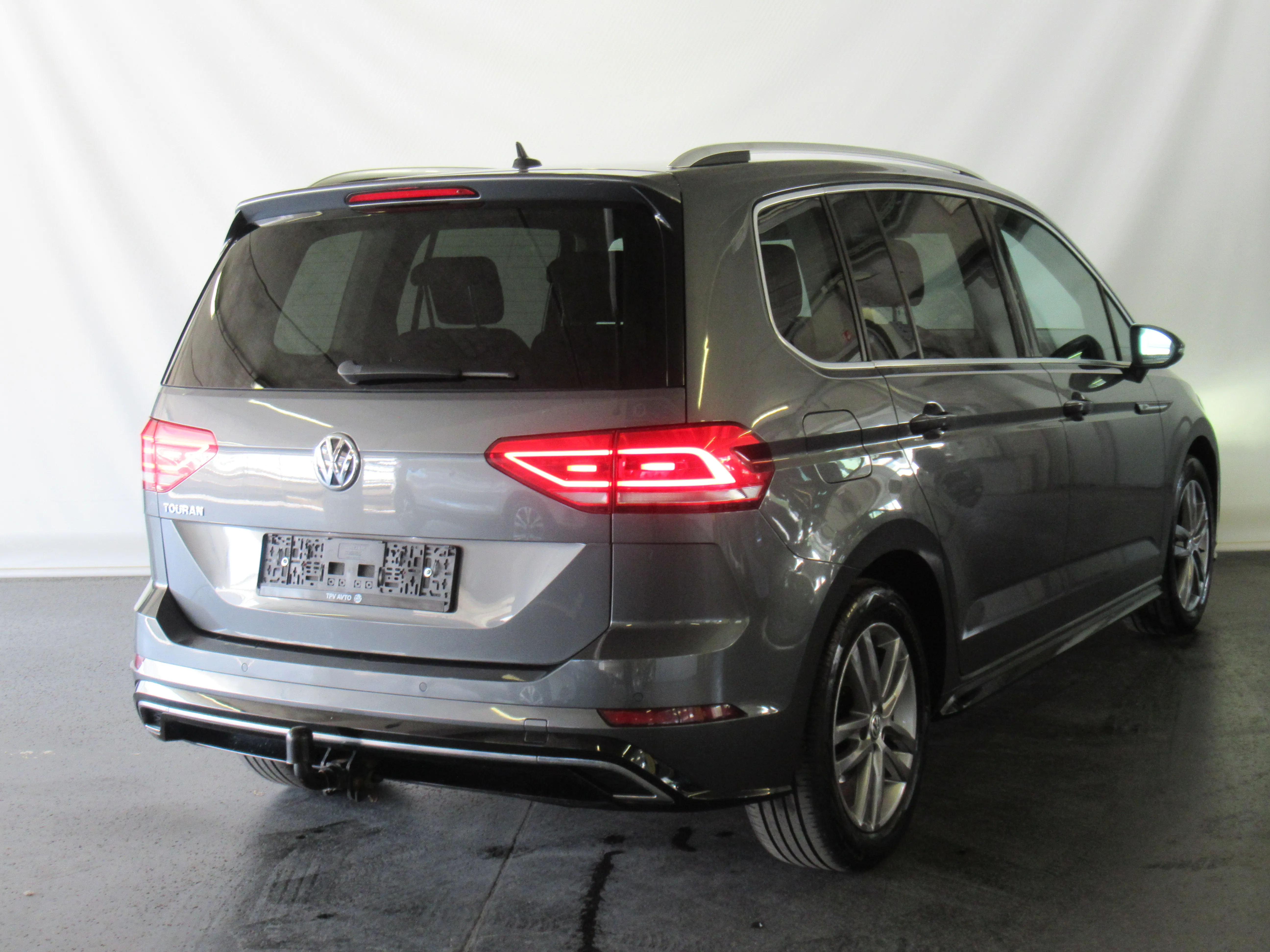 volkswagen touran 1.6 tdi r-line 1.vlastnik. full led. - slika 2