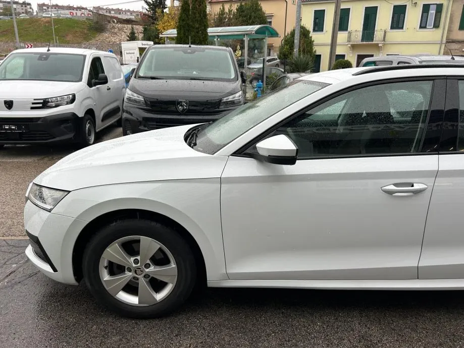 škoda octavia combi 2,0 tdi dsg - 2022 - navi - perfekt - reg 1 god ! - slika 4
