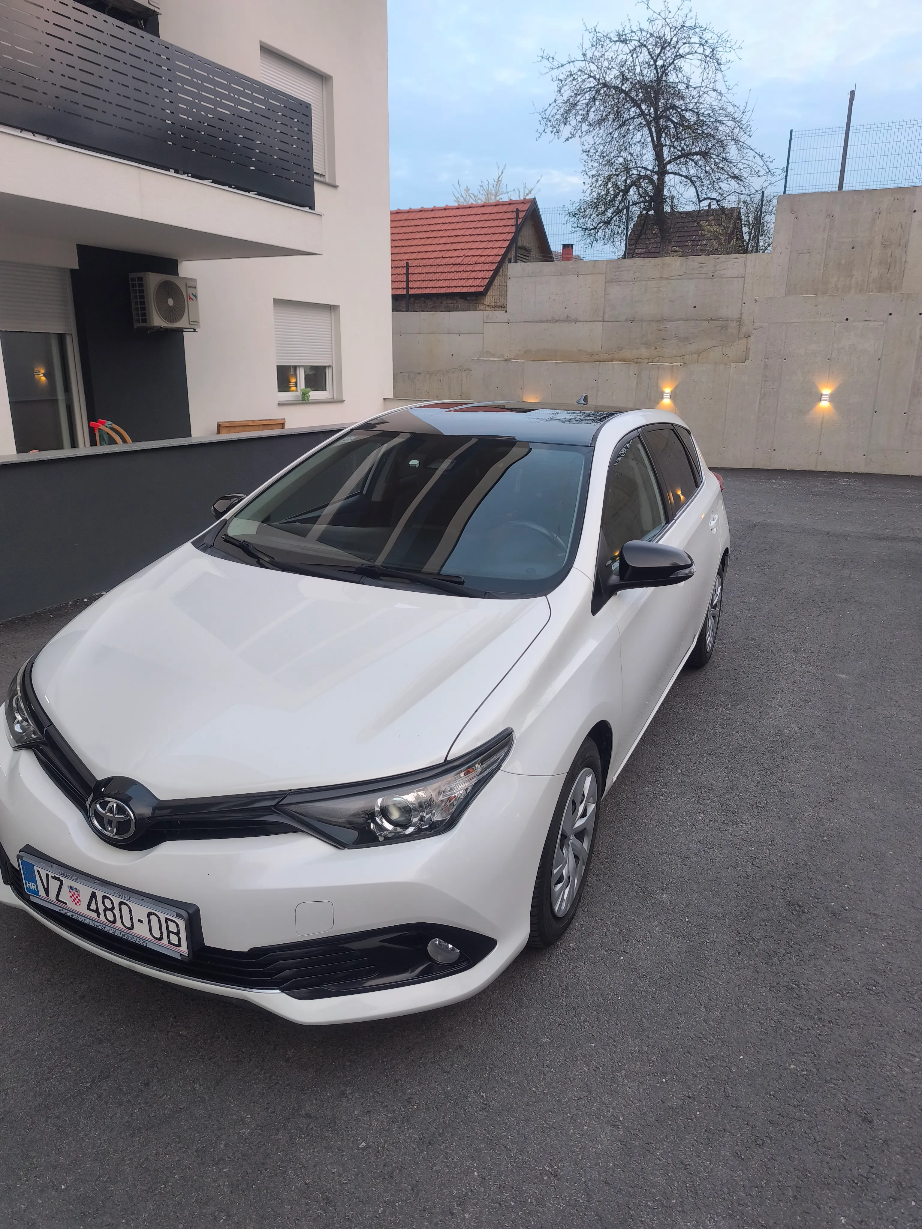 toyota auris 1,2 turbo black edition - slika 4