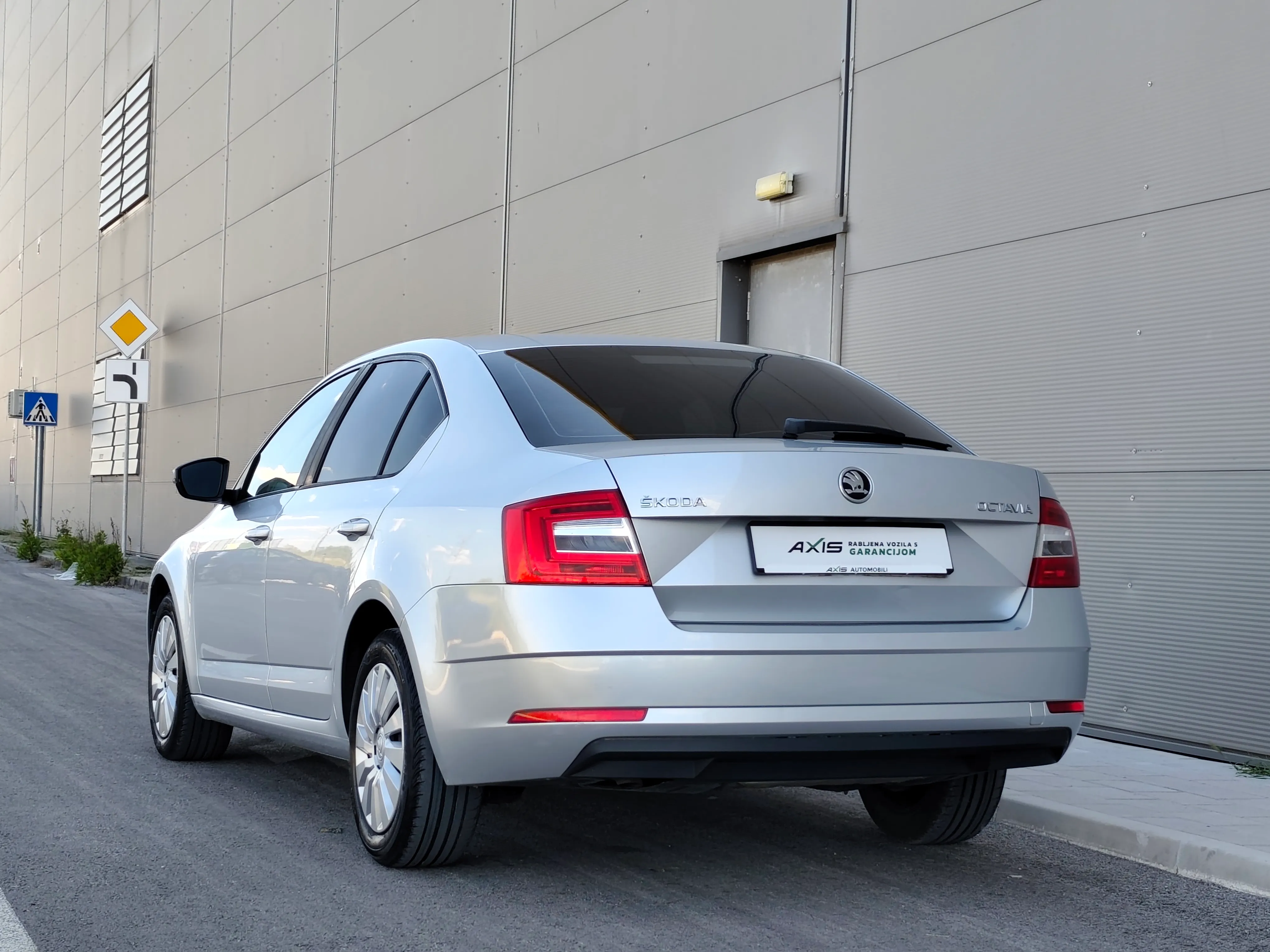 škoda octavia 1,6 tdi simply |hr auto |veliki servsi |odlično stanje - slika 7