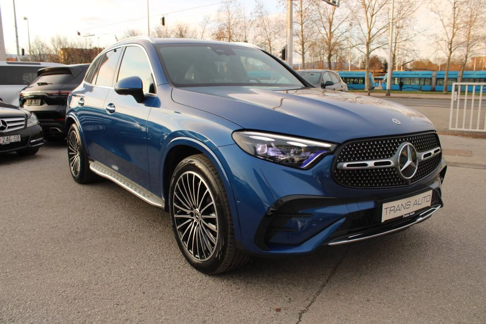 mercedes-benz glc 300d 4matic amg *digital light, navigacija, kamera* - slika 3