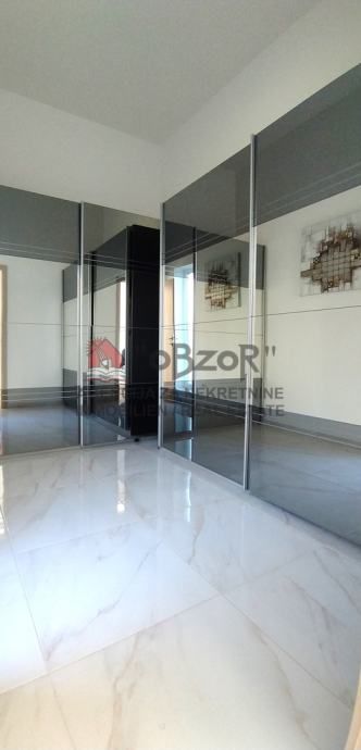 murvica-samostojeća kuća prizemnica s dva bazena - slika 16