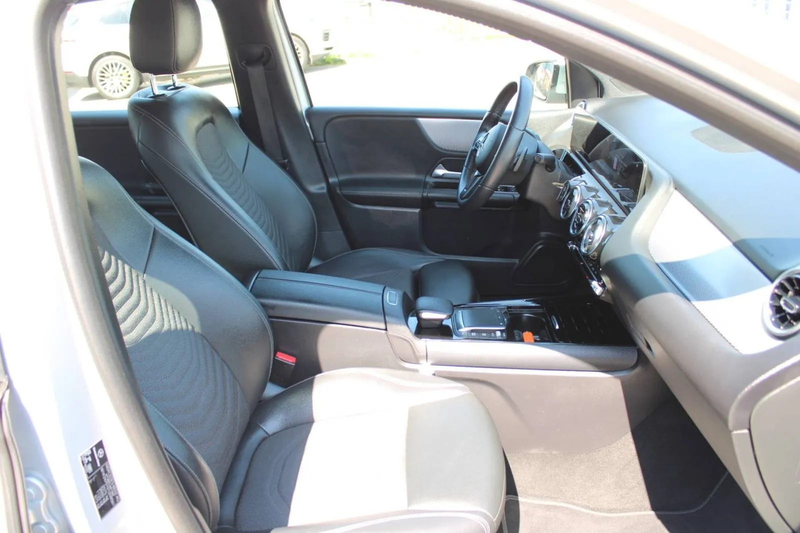 mercedes-benz klasa b 180d automatik *led, navigacija, kamera* - slika 11