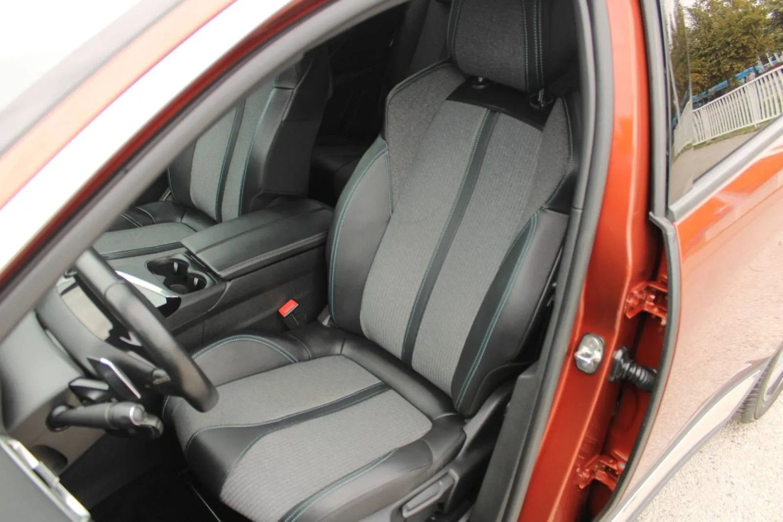 peugeot 5008 1.2 puretech automatik allure *7 sjedala, led, navigacija - slika 13