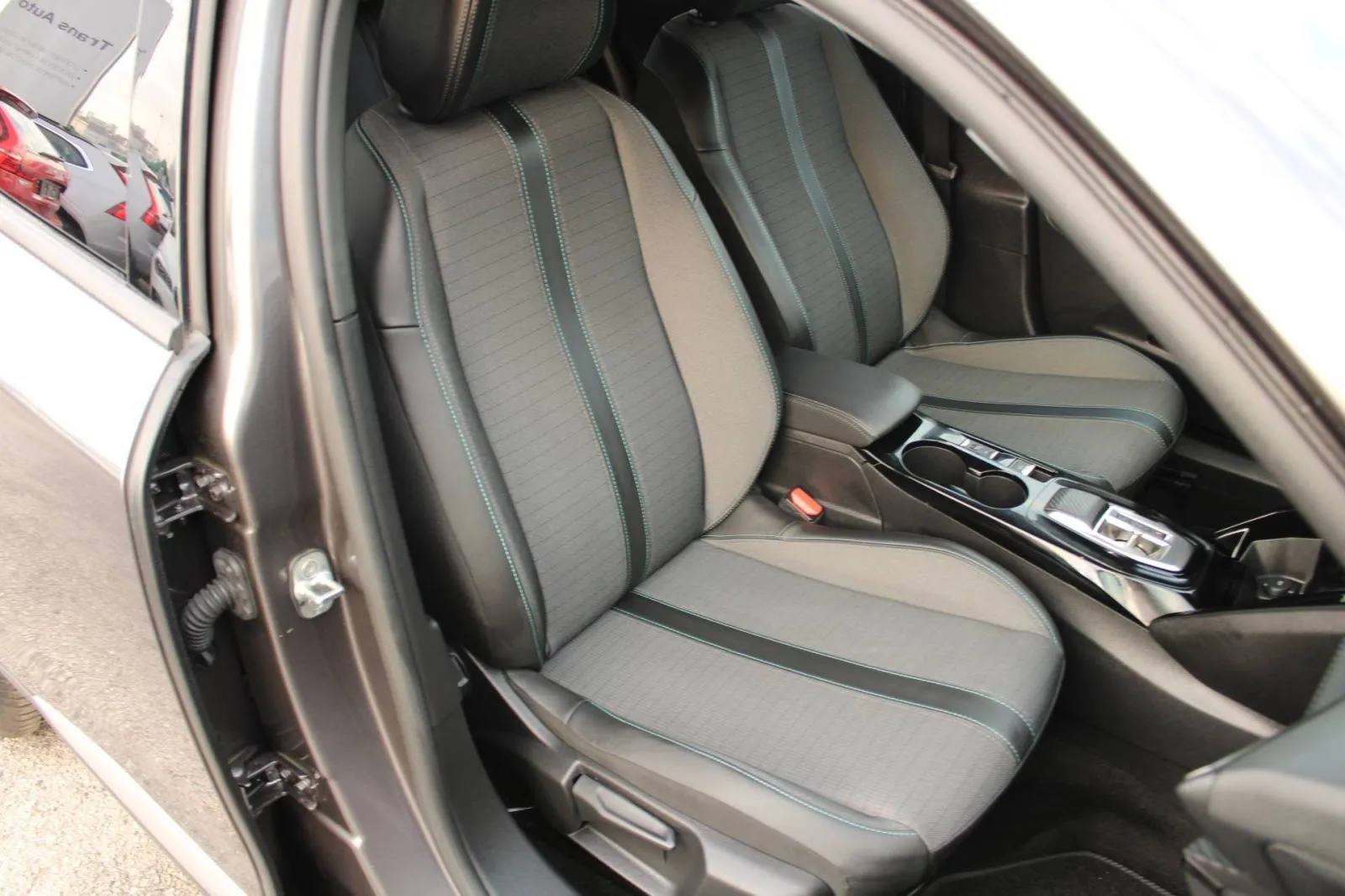 peugeot 2008 1.2 puretech automatik allure *led, navigacija* - slika 11