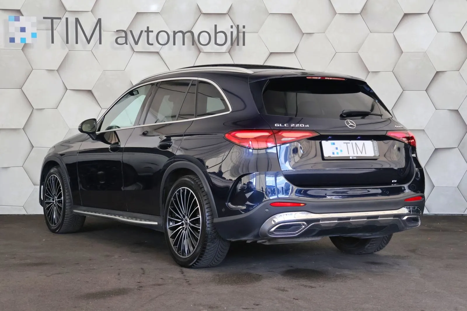 mercedes-benz glc 220d 4-matic 9g-tronic amg line airmatic pano - slika 4