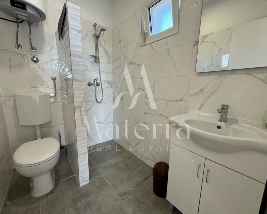 novouređena kuća sa 6 apartmana, plaža 350m (prodaja) - slika 6