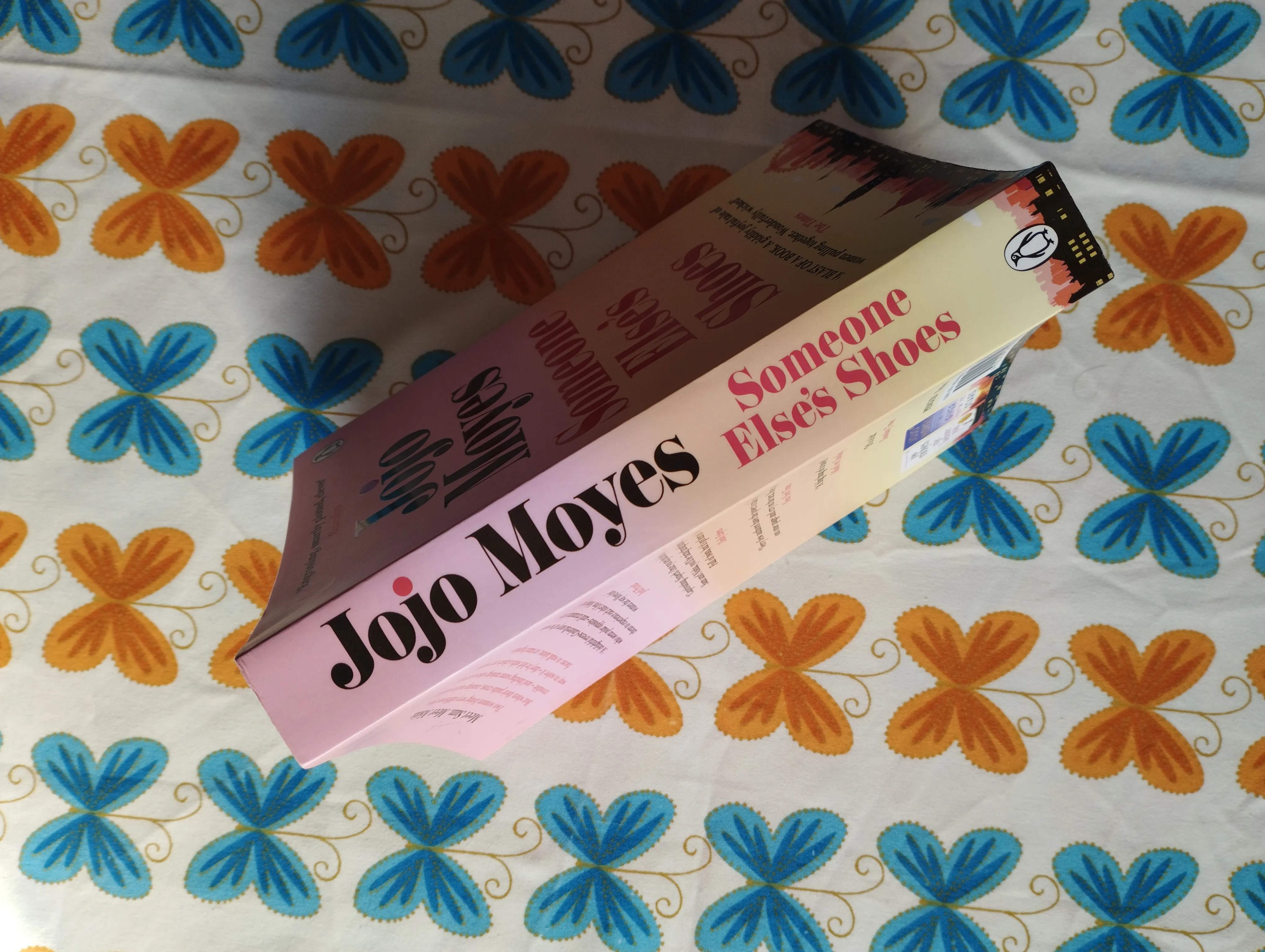 jojo moyes - someone elses shoes - slika 2
