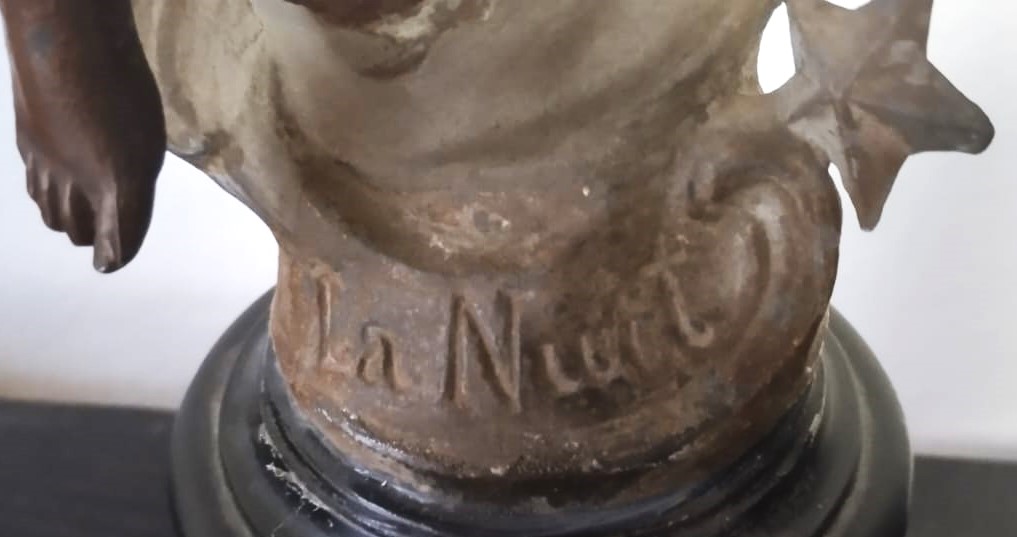 antique skulptura na postolju - Zagreb