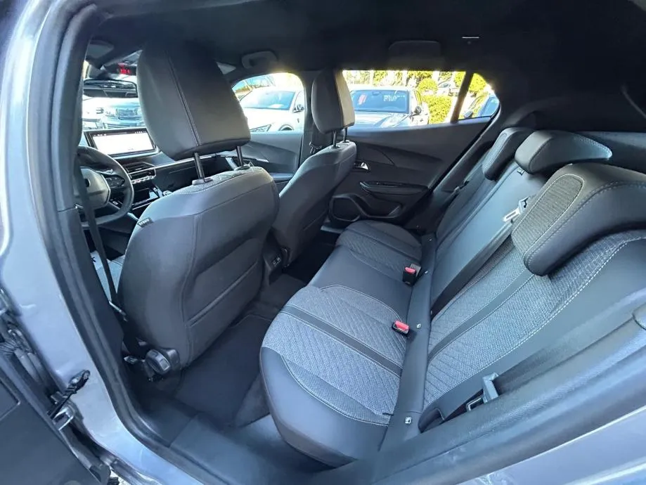 peugeot 2008 allure - 2025 - 12.000km - zimske gume + reg 1 god !!! - slika 9