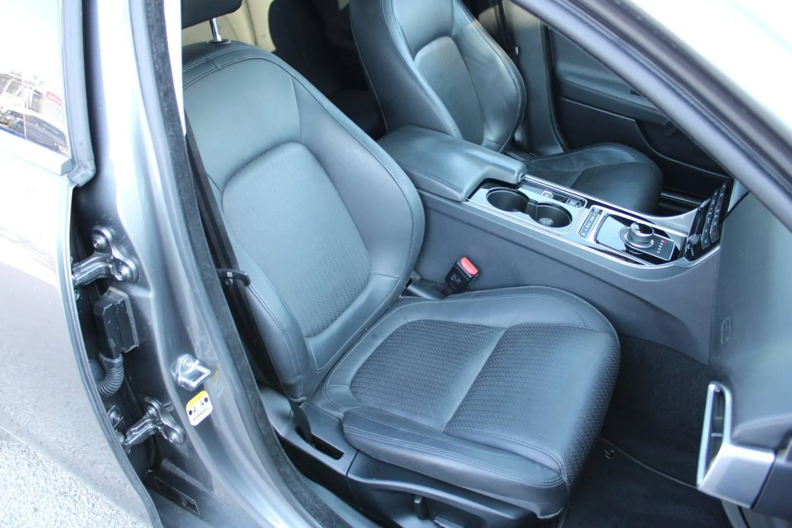 jaguar xe 2.0d awd automatik - slika 19