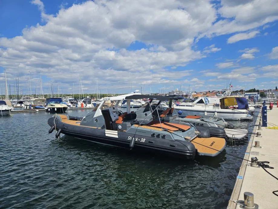 shark 38 - novo model 2026 gumenjak sa kabinom, motori 2 x 250 - slika 3