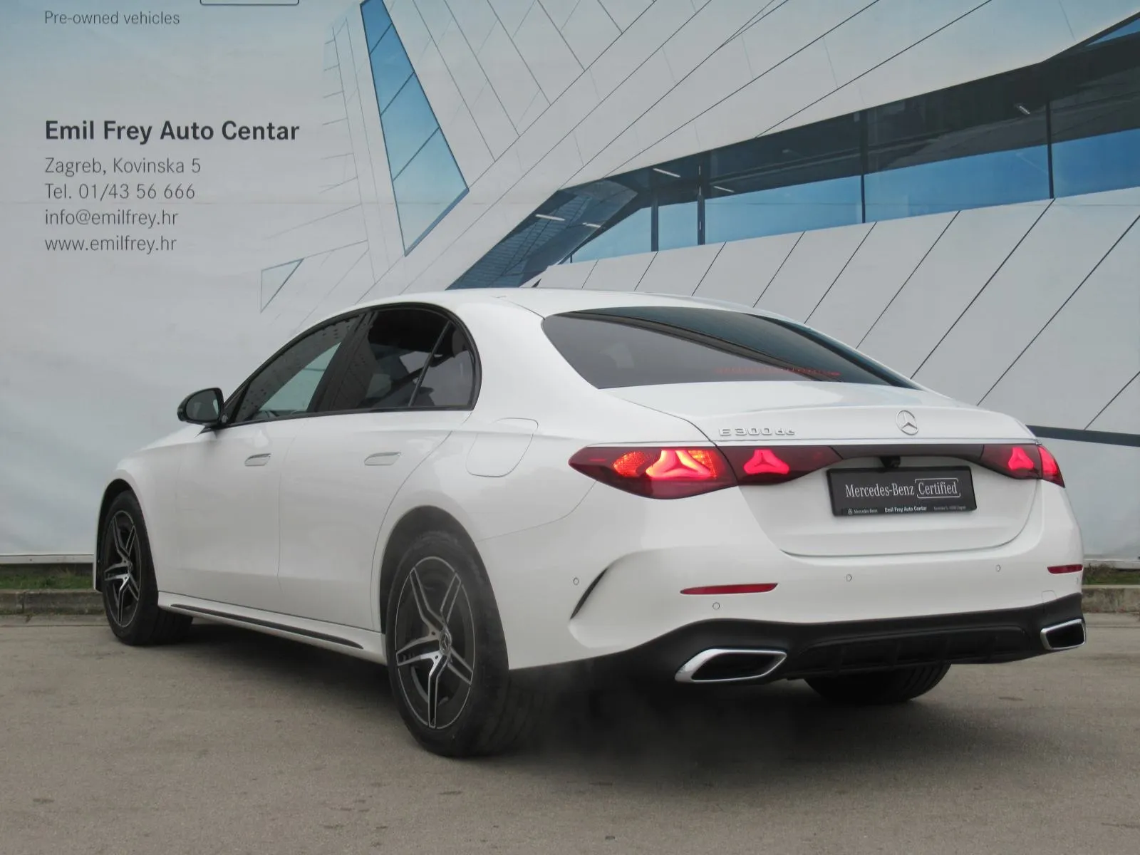 mercedes-benz e-klasa 300 de amg line/night/360°/digital/burmester/dc - slika 16