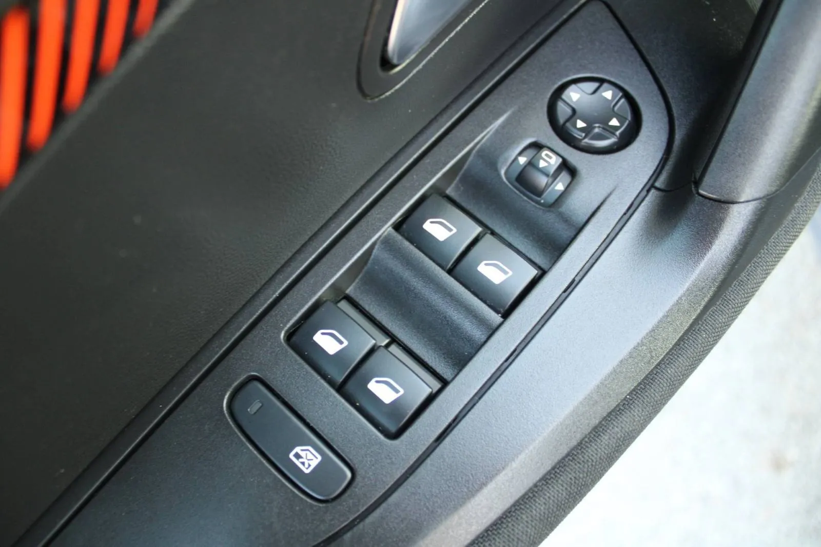 peugeot 2008 1.2 puretech automatik *led, navigacija* - slika 13